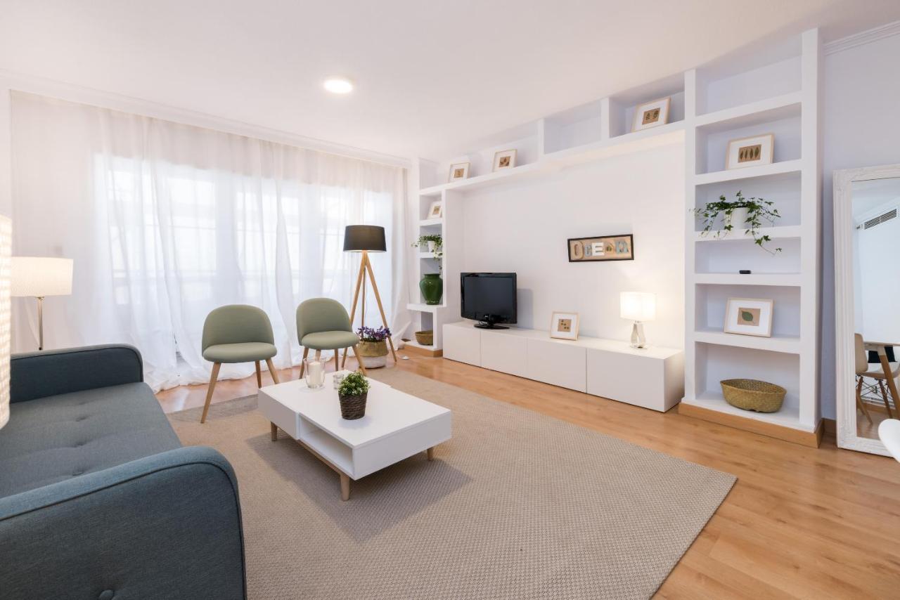 Apartamentos Paseo De La Farola Malaga Luaran gambar
