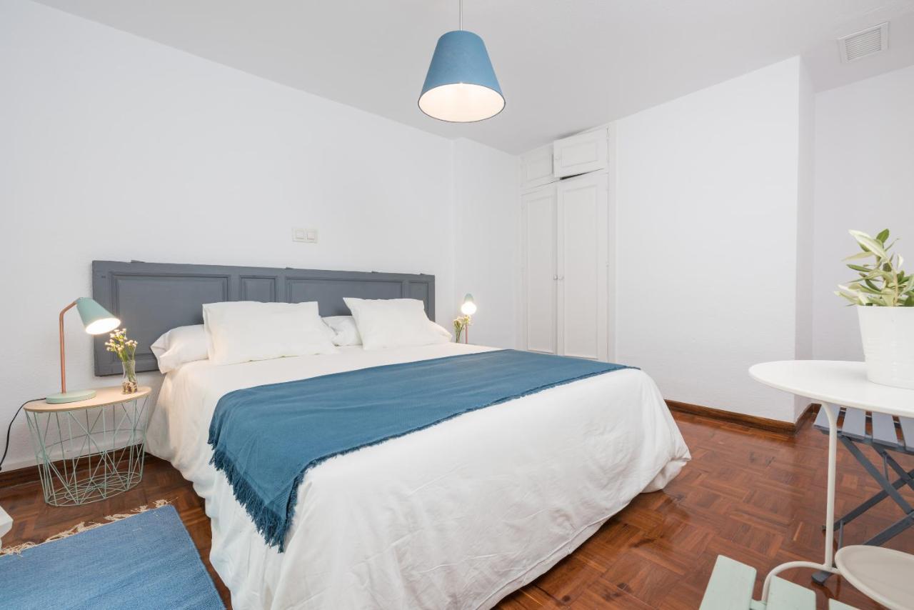 Apartamentos Paseo De La Farola Malaga Luaran gambar
