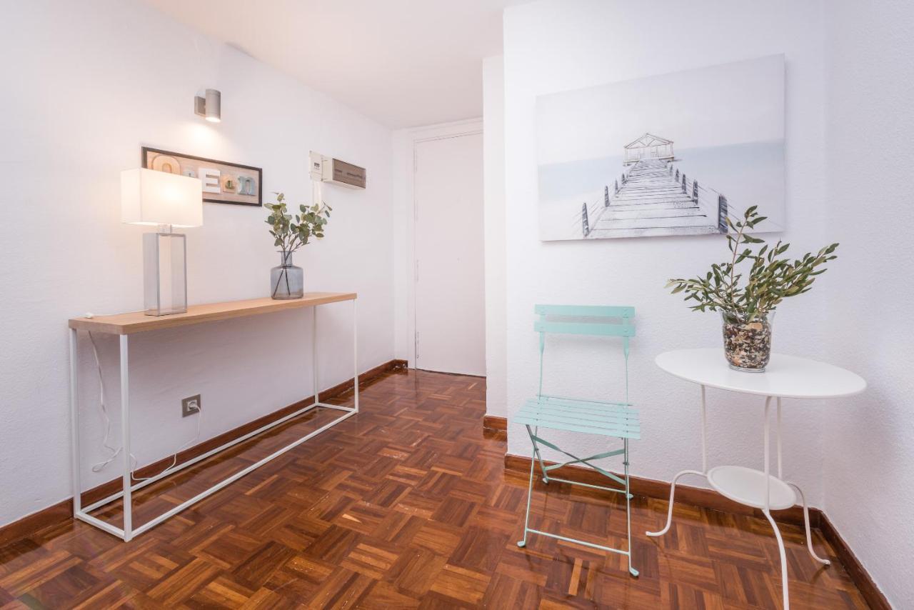 Apartamentos Paseo De La Farola Malaga Luaran gambar